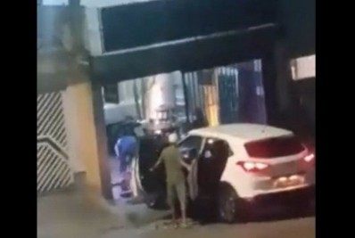 Vídeo: criminosos espancam homem na porta de casa antes de roubar carro e cachorro de estimação