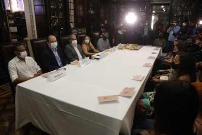 Alunos de Nilópolis que disputarão Olímpiadas Mundiais de Matemática se reúnem com governador em exercício