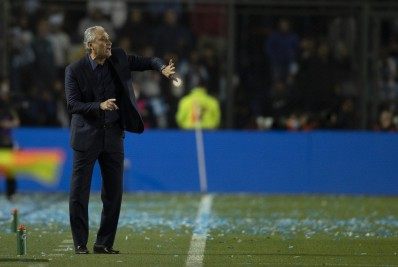 Tite 'explode' contra a arbitragem pela não expulsão de jogador argentino após agressão a Raphinha