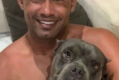 Goleiro Bruno posa com pitbull em rede social e causa revolta: 'Amiga fiel'