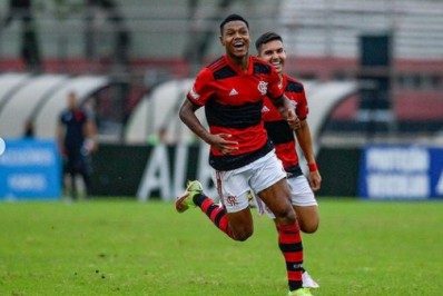 Dono da maior multa rescisória do Flamengo é relacionado para partida contra o Corinthians