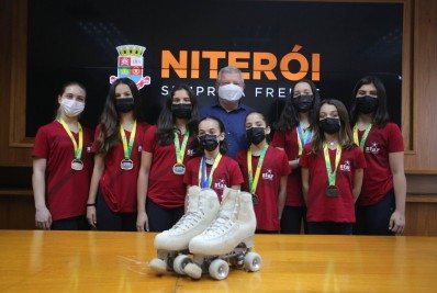 Prefeito Axel Grael recebe equipe da patinação artística de Niterói