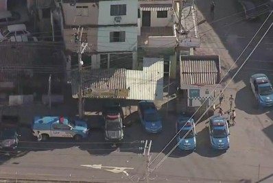 Operação em Manguinhos segue pelo segundo dia procurando suspeitos de participar da morte de policial