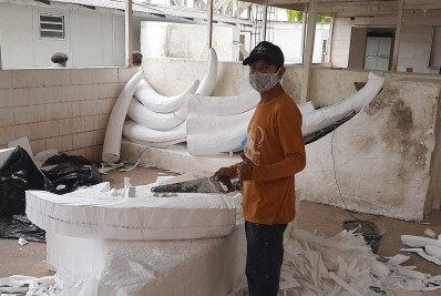 Inocentes de Belford Roxo trás de Parintins artista para confeccionar suas esculturas