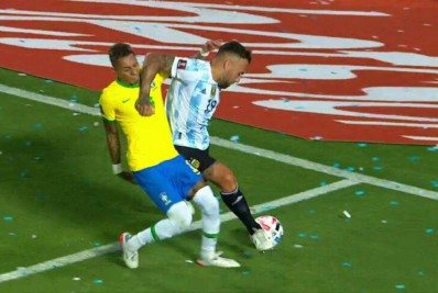 Otamendi ironiza cotovelada em Raphinha: 'Na bola'