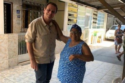Ícone da Portela, Tia Surica completa 81 anos e recebe visita de Eduardo Paes