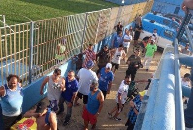 Goytacaz é rebaixado para a quarta divisão do Campeonato Carioca; partida termina em confusão entre torcedores
