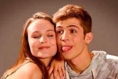 Larissa Manoela fala sobre possível volta com João Guilherme e diverte fãs