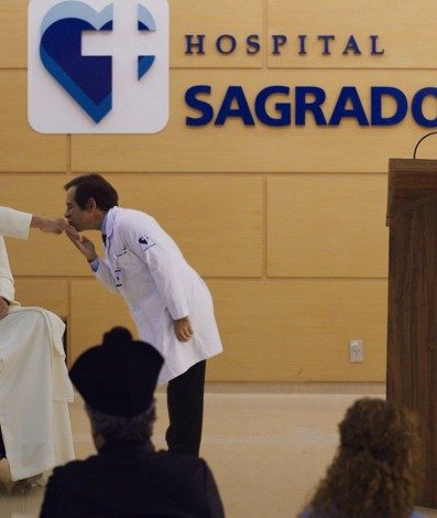 AMOR SEM MEDIDA (L to R) MARIO JOSE PAZ as PAPA, LEANDRO HASSUM as LEÃO, in AMOR SEM MEDIDA movie. Cr. NETFLIX © 2021 - Divulgação/Netflix