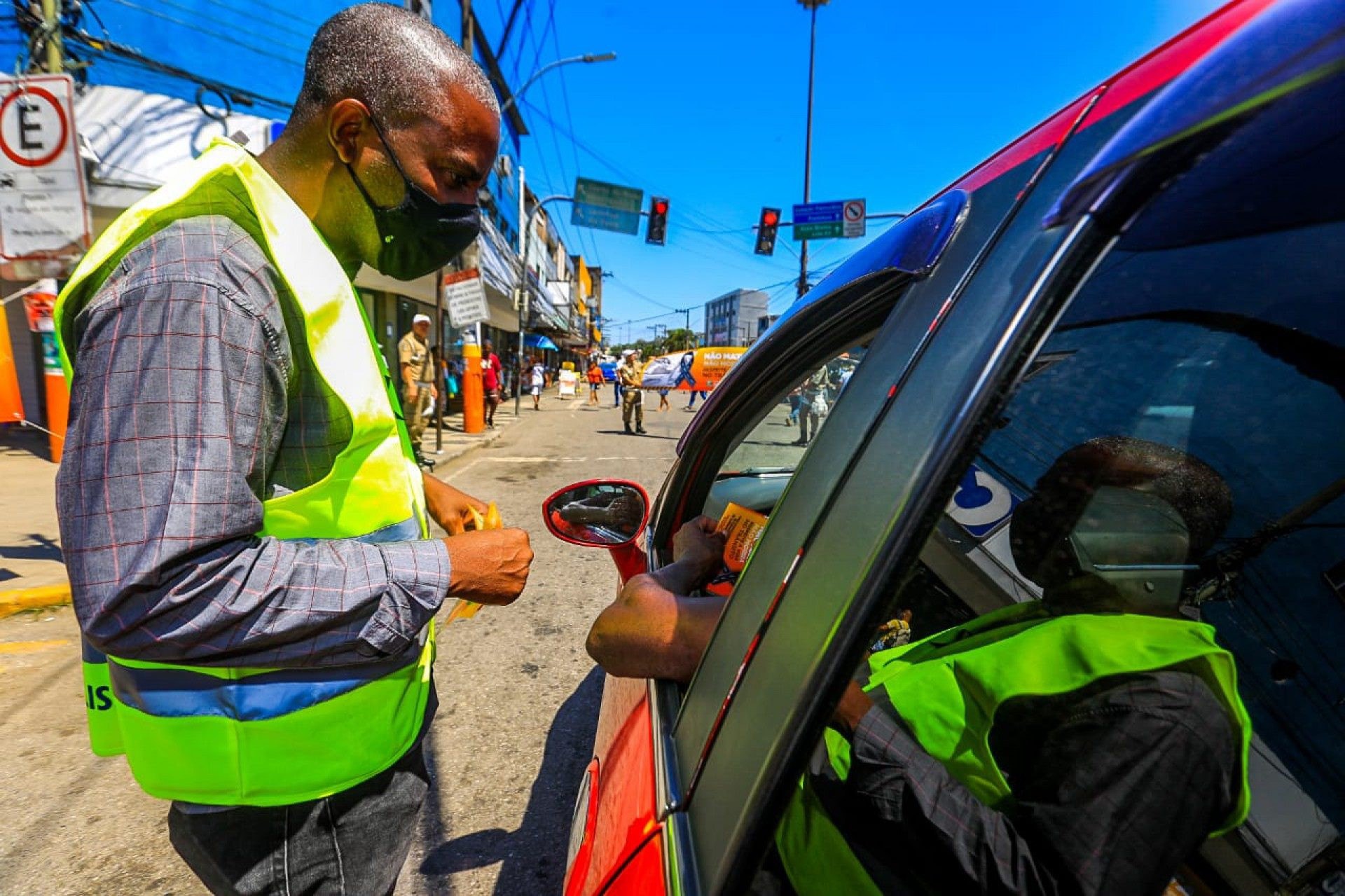 O secret&aacute;rio de Mobilidade Urbana, Marcelo Machado, conversou com motoristas sobre a import&acirc;ncia da campanha - Rafael Barreto / PMBR