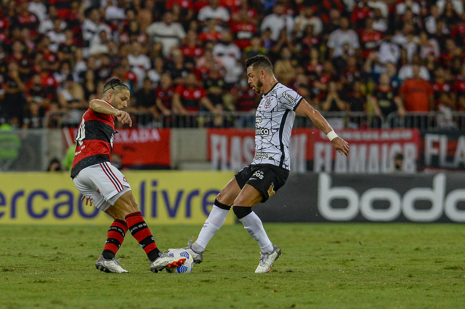 Bruno Henrique marca nos acréscimos e garante vitória do Flamengo sobre o Corinthians