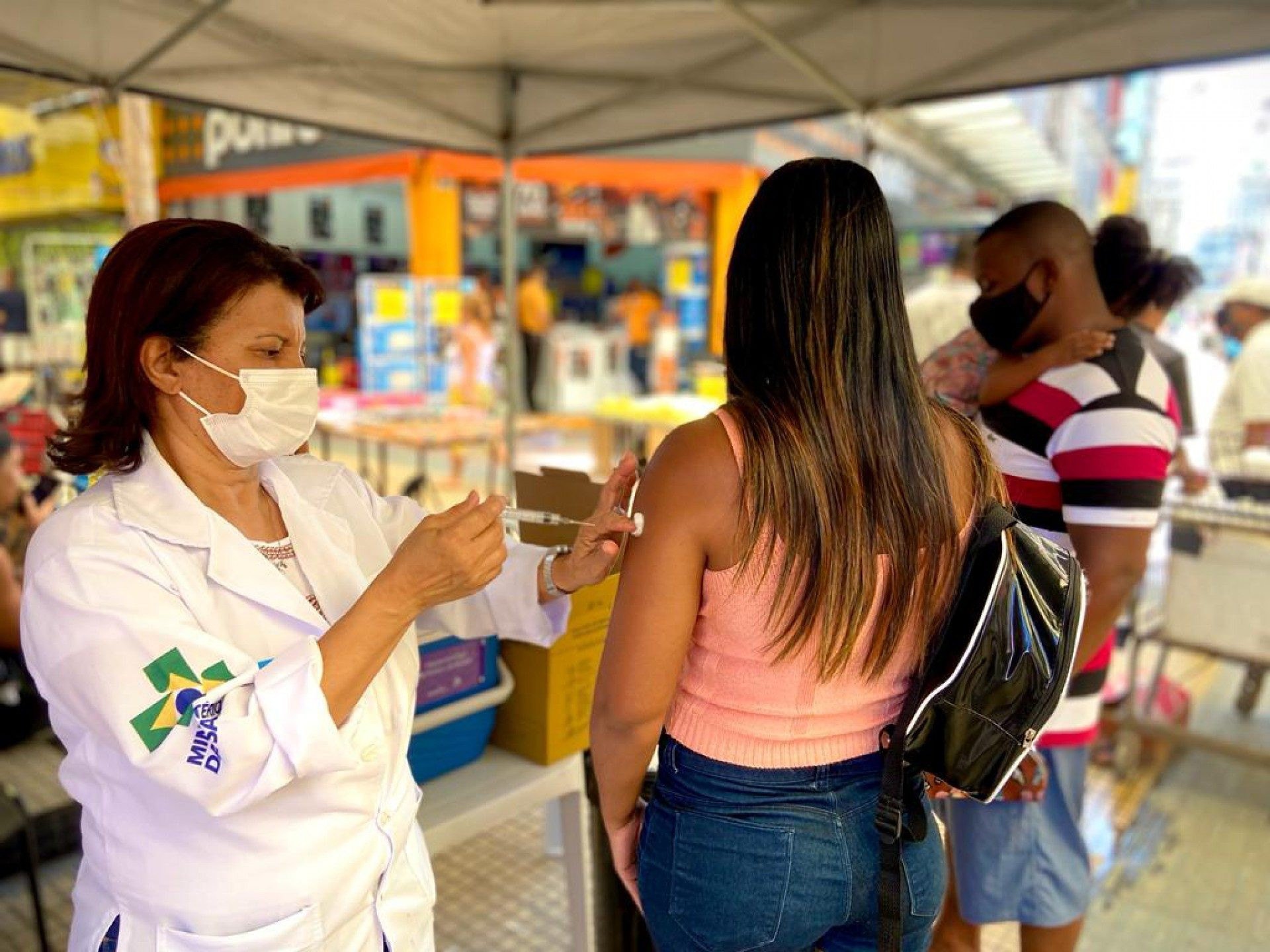 Tatiane Pereira recebeu a vacina contra a Covid-19 na Avenida Mirandela - Divulgação / PMN