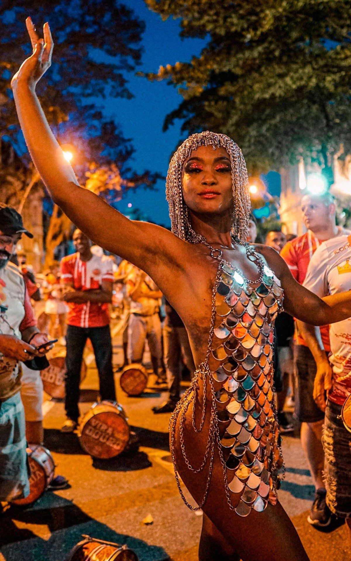 Erika Januza no ensaio de rua da Viradouro