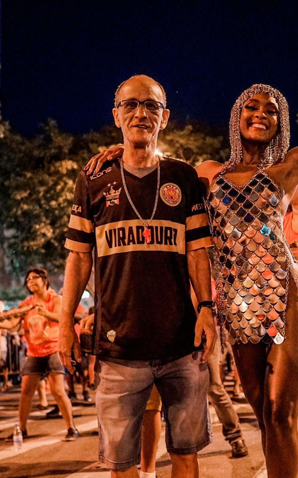 Erika Januza e o experiente Ci&ccedil;a, mestre de bateria da Viradouro