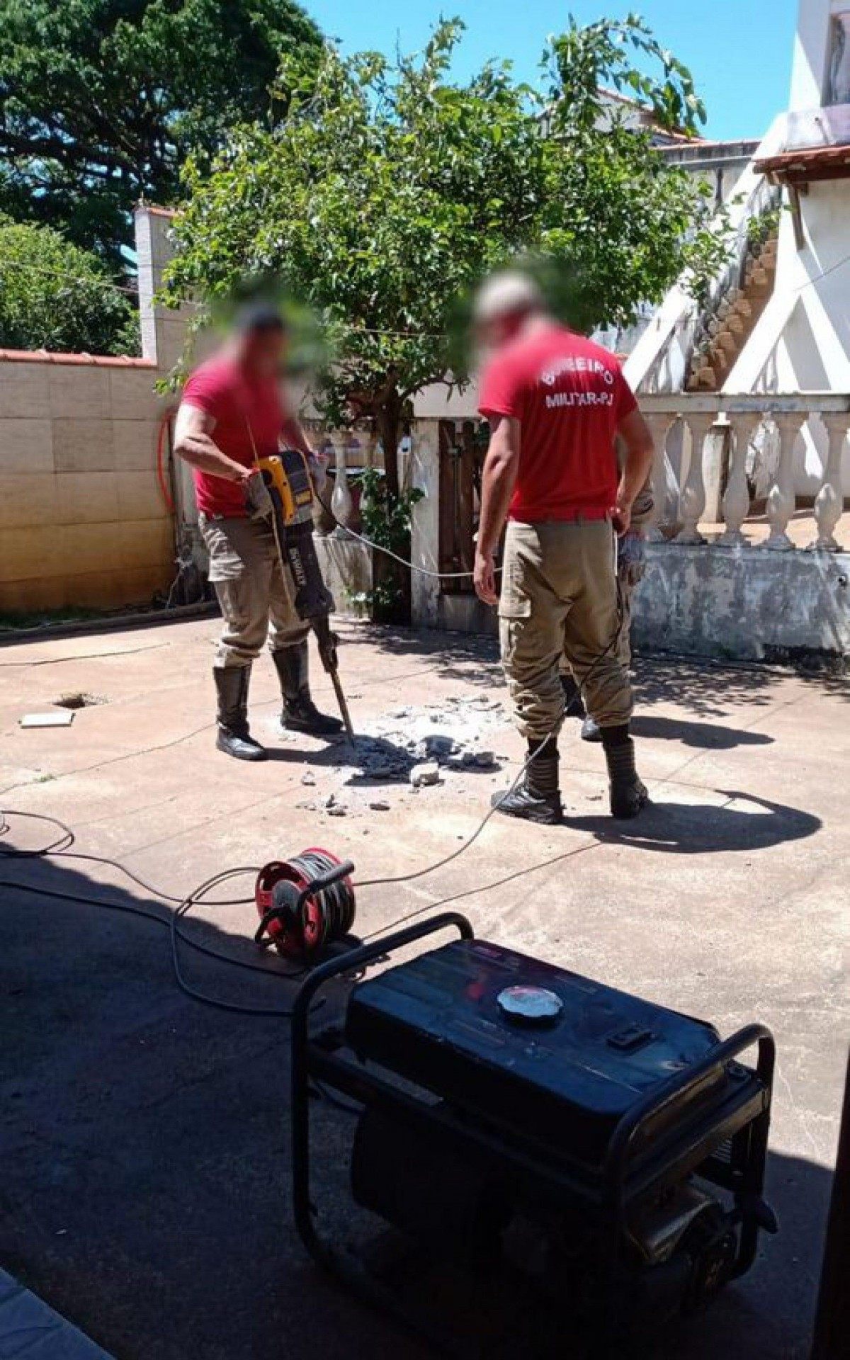 Bombeiros resgatam filhote de gato em Saquarema/RJ