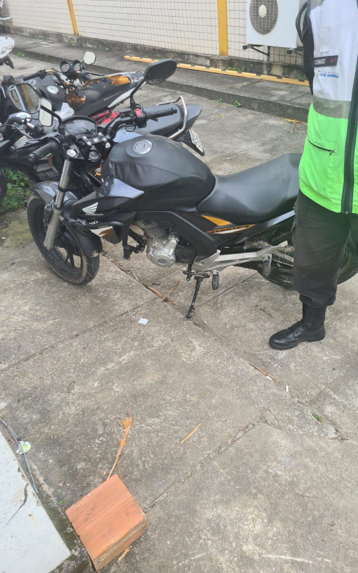 Equipe apreendeu um revólver e uma motocicleta roubada