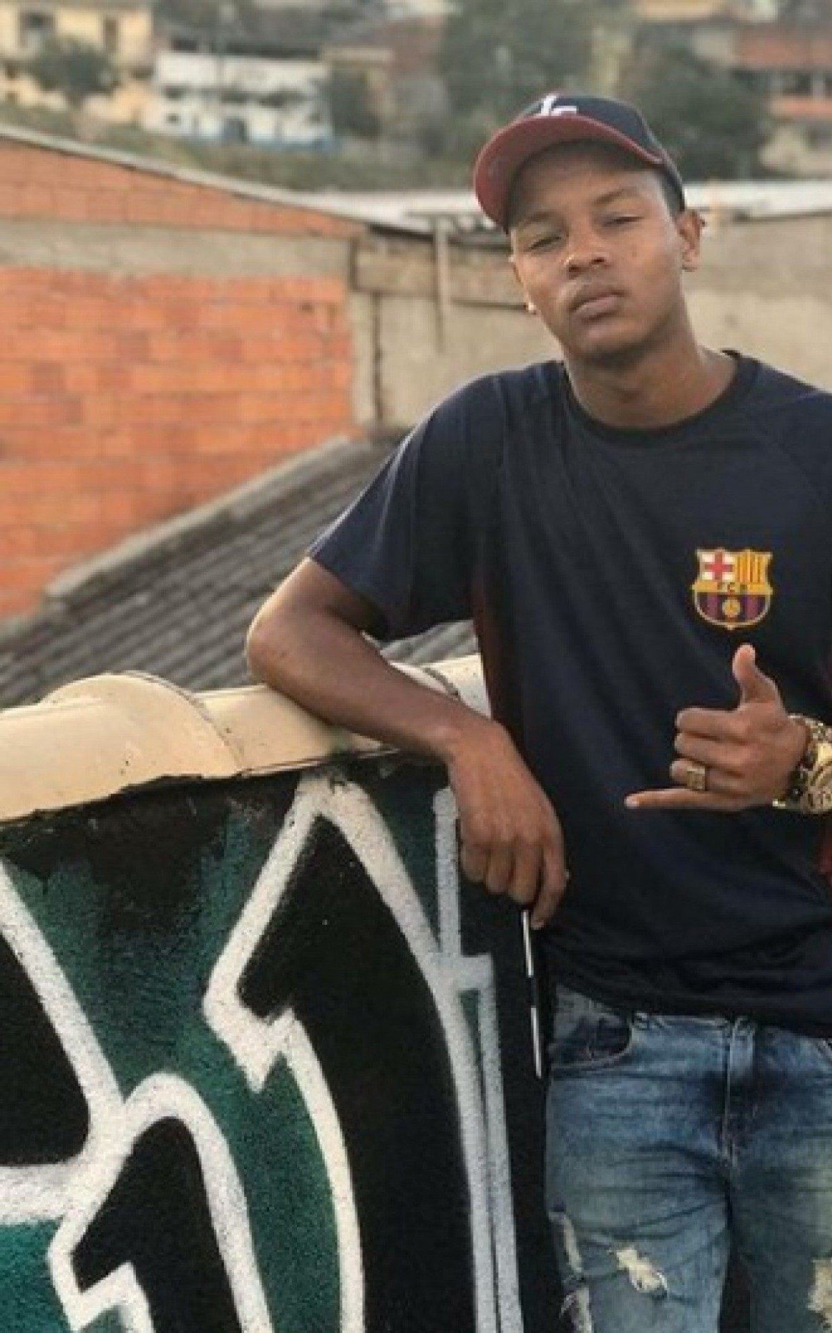 MC participou do sucesso do sucesso "Poxa Vida Hein Uou", junto com o MC Roba Cena