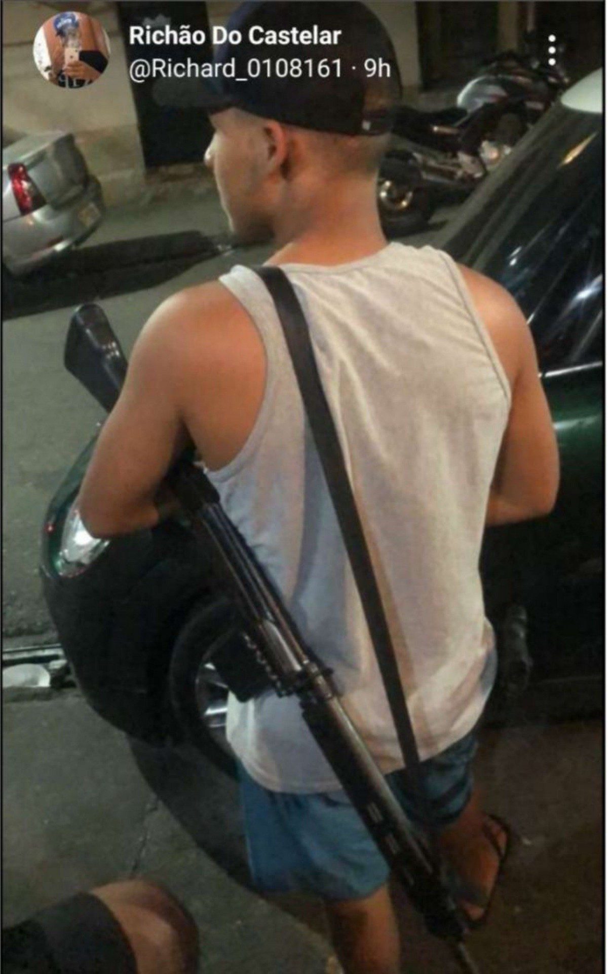 Nas redes sociais, Richão se exibia constantemente postando fotos armado com fuzil - Divulgação 