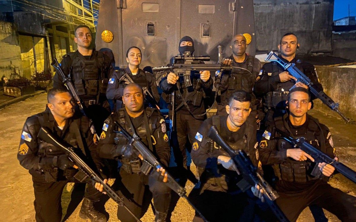 Grupamento de A&ccedil;&otilde;es T&aacute;ticas do 39&ordm; BPM com a comandante do batalh&atilde;o de Belford Roxo, tenente-coronel Daniele Neder, ap&oacute;s a a&ccedil;&atilde;o que prendeu o chefe do tr&aacute;fico da Palmeira