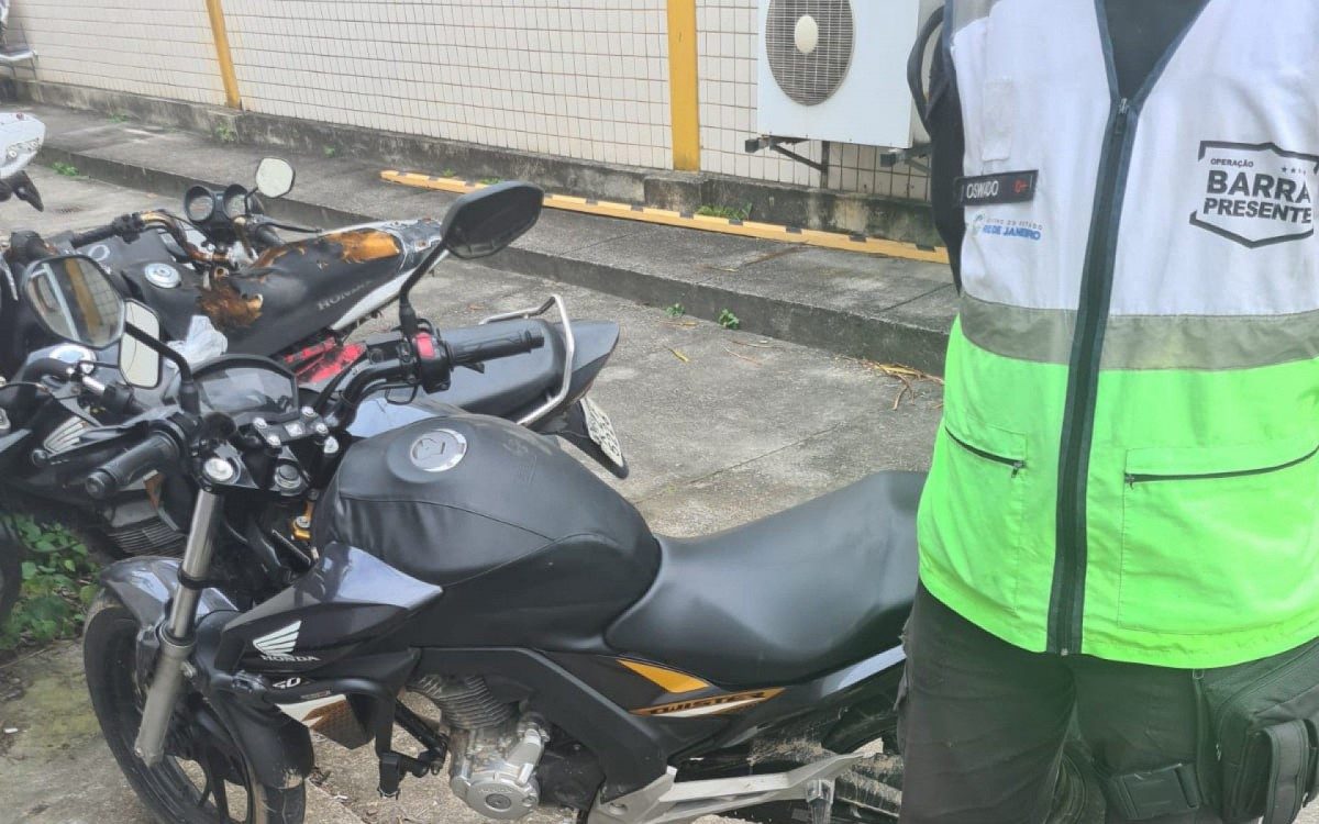 Equipe apreendeu um rev&oacute;lver e uma motocicleta roubada