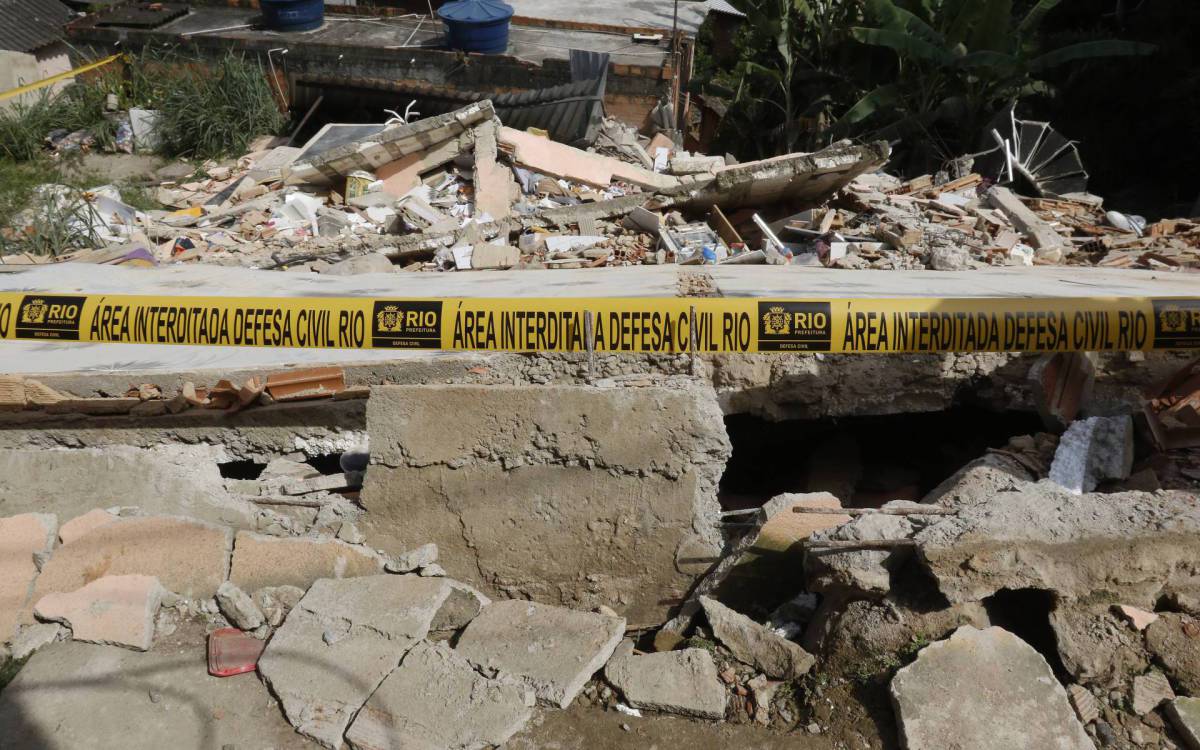 Geral - Desabamento de casa no Morro do Salgueiro, zona norte do Rio.
