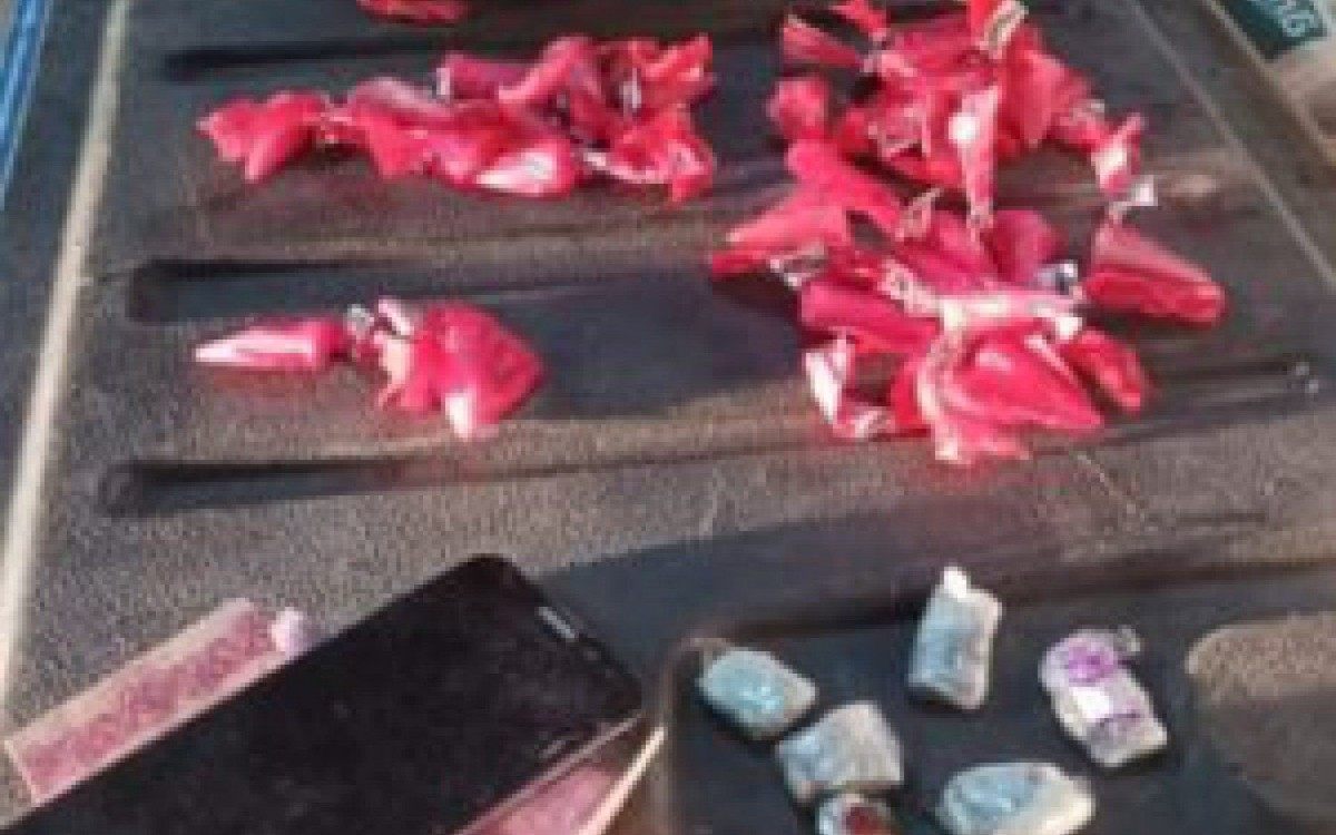O rapaz foi capturado com 52 c&aacute;psulas de coca&iacute;na, seis buchas de maconha, um aparelho celular e R$ 10