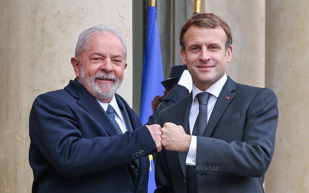 Ex-presidente Lula foi recebido pelo presidente francês Emmanuel Macron - Divulgação