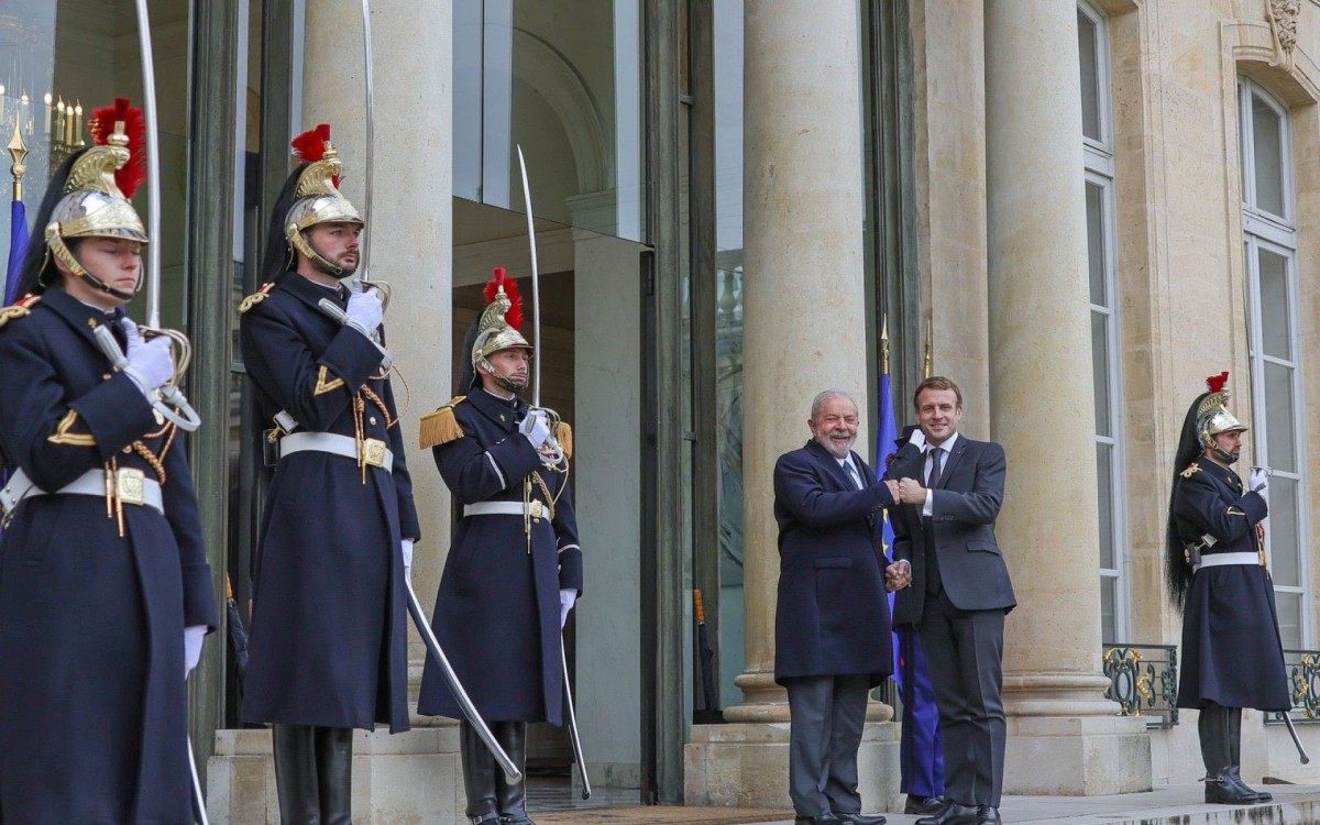 Ex-presidente Lula foi recebido pelo presidente franc&ecirc;s Emmanuel Macron