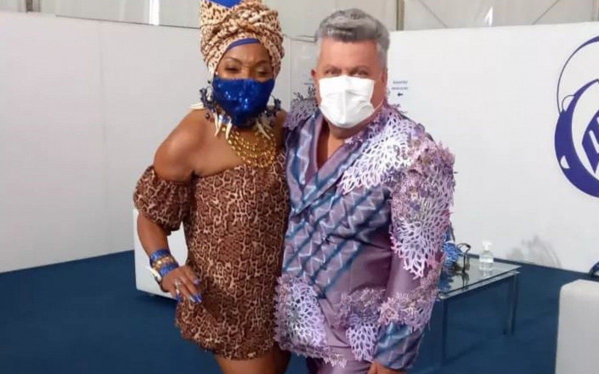 Milton Cunha apresenta o evento na quadra da escola de samba