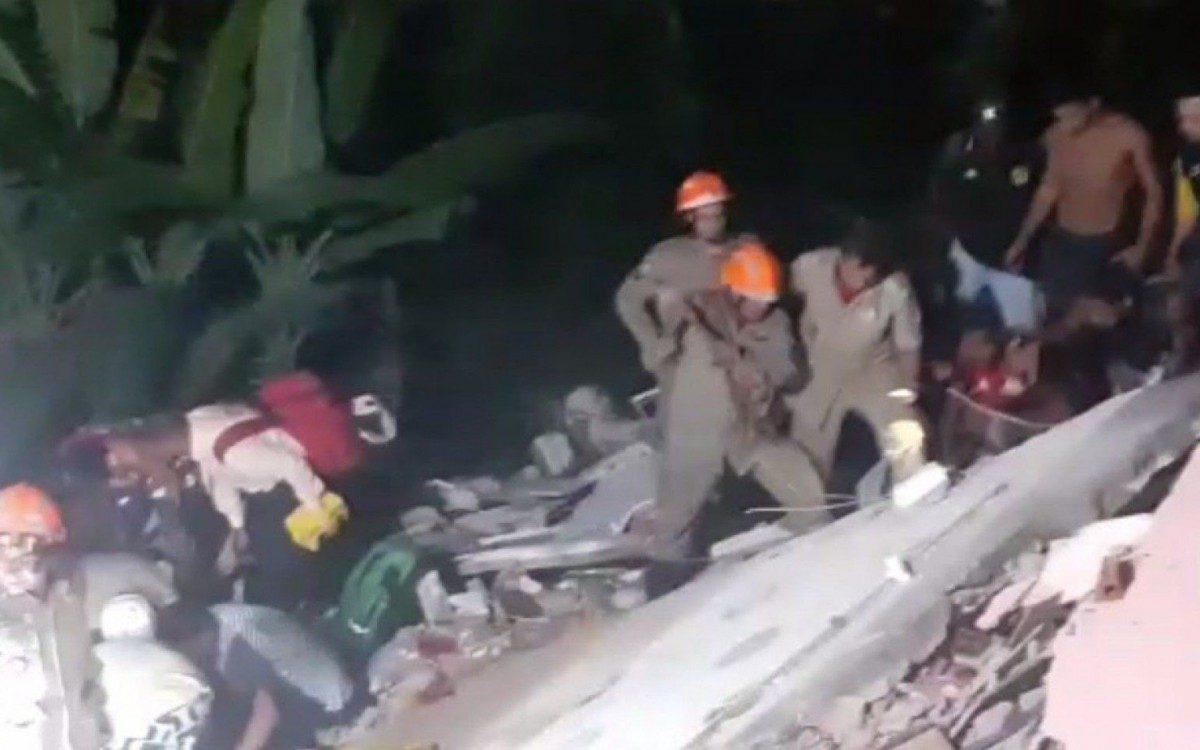 Bombeiros trabalharam para retirar vítimas do desabamento de um imóvel no Morro do Salgueiro