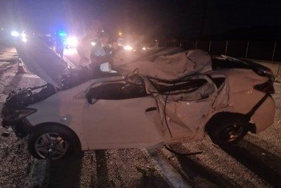 Carro capota após atropelar capivara na Via Dutra em Barra Mansa