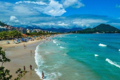 Idosa de 79 anos é atacada por tubarão em praia durante o feriado
