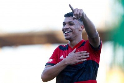 Joia do Sub-17, Victor Hugo assina renovação com Flamengo nesta sexta, com multa rescisória de € 100 milhões (R$ 630 milhões)