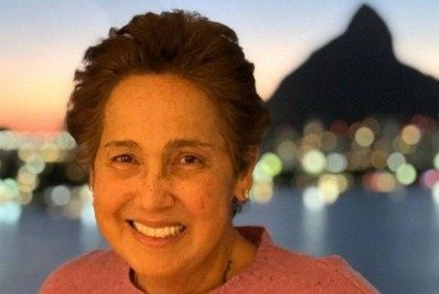 Discreta, Cláudia Jimenez aparece em registro feito pela ex-mulher