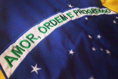 Em combate ao ódio, movimento quer adicionar palavra 'amor' na bandeira do Brasil