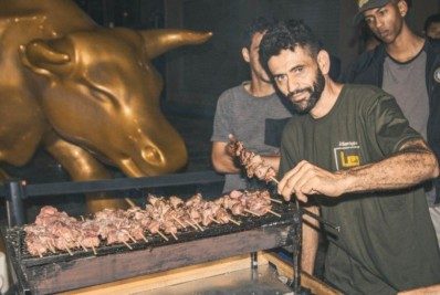 'Touro de ouro': ONG faz churrasco com população de rua em frente à Bolsa de Valores de SP
