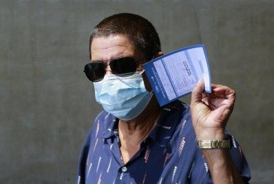 Zeca Pagodinho recebe a dose de reforço da vacina contra a covid-19: 'Vai vacinar'