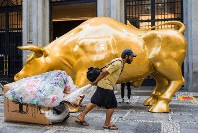 'Touro dourado' terá que ser removido e Bolsa de Valores de SP será multada