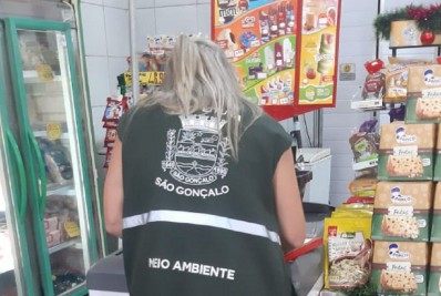 Minimercado é multado por descarte irregular de lixo em São Gonçalo