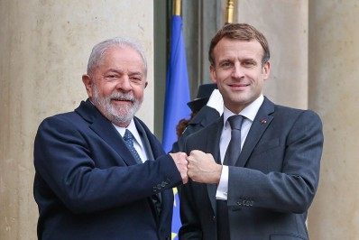 Lula é recebido pelo presidente da França no Palácio do Elysée