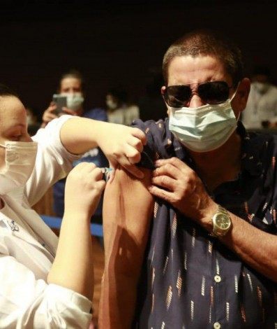 Aos 62 anos, Zeca Pagodinho recebe a dose de reforço da vacina contra a covid-19 no Rio - Divulgação/Marcos de Paula/Prefeitura do Rio