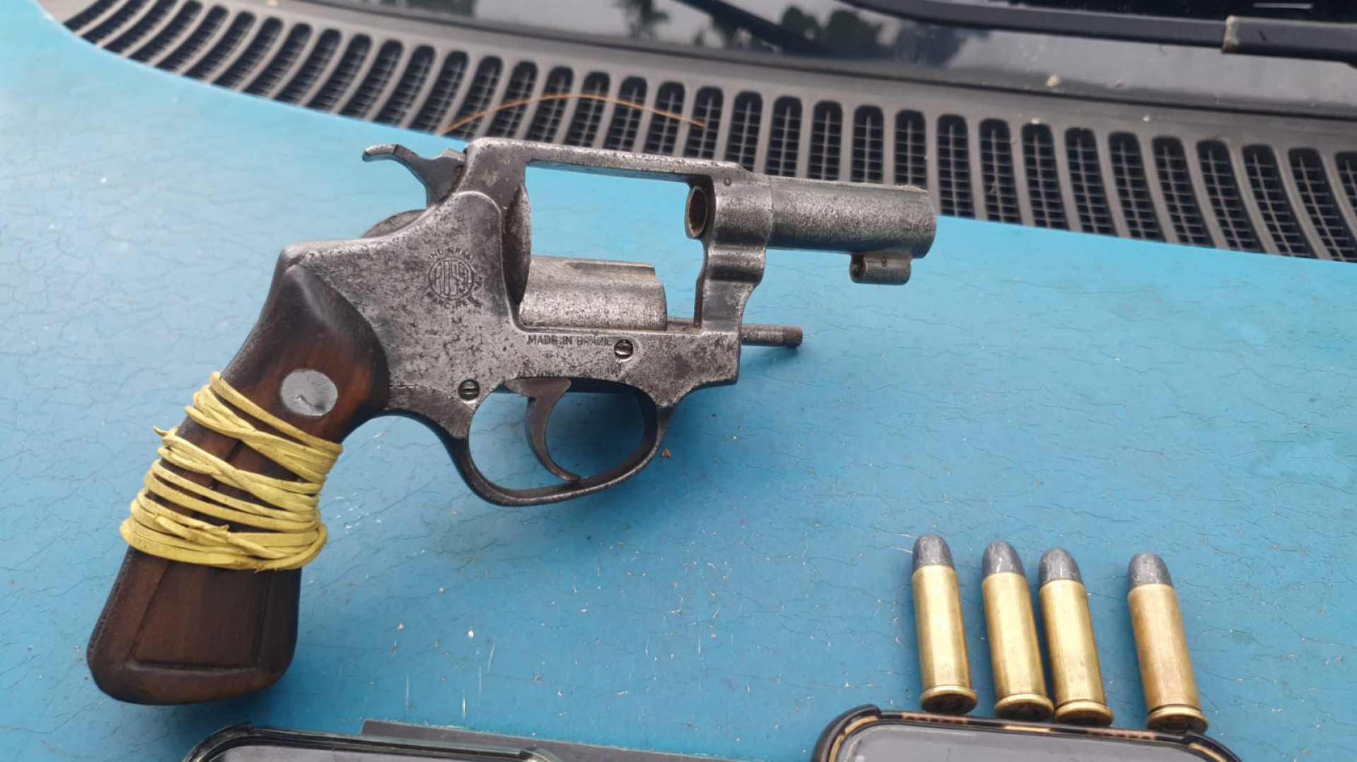 Equipe apreendeu um rev&oacute;lver e uma motocicleta roubada