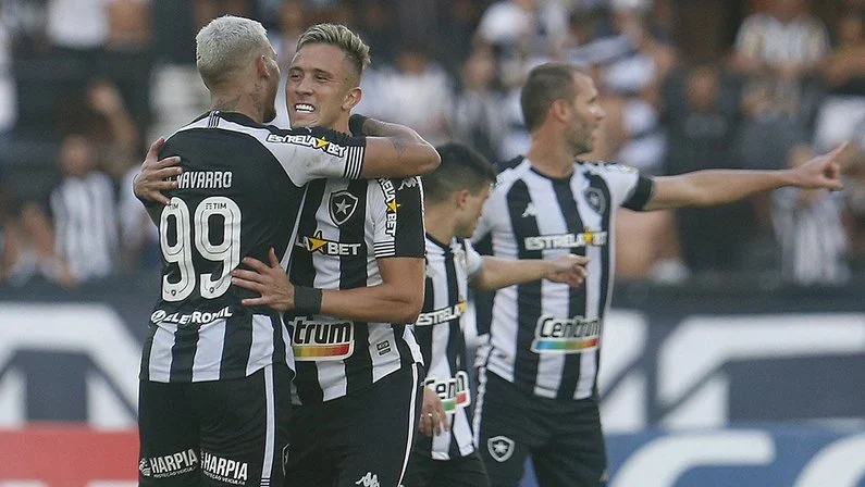 Decisivo na partida do acesso, Matheus Frizzo exalta elenco do Botafogo e avisa: ‘Vamos em busca do título’