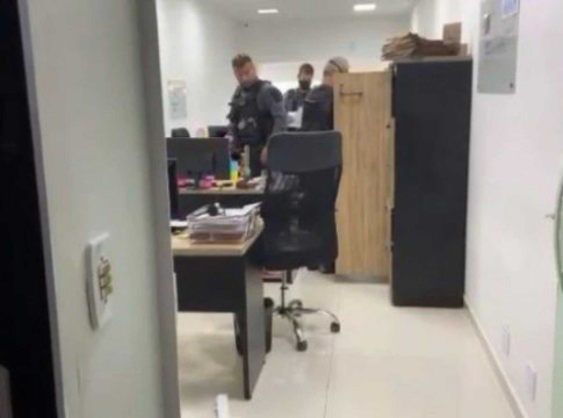 A operação, batizada de ‘Tráfico.com’, tem como objetivo cumprir nove mandados de busca e apreensão em endereços na Ilha do Governador, na Zona Norte do Rio.
 - Letycia Rocha (RC24h)