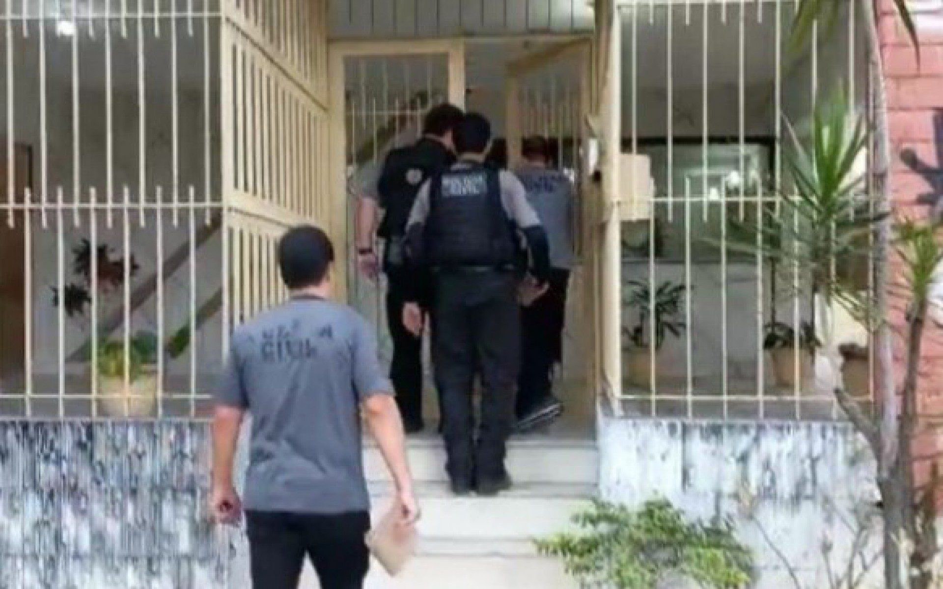 A operação, batizada de ‘Tráfico.com’, tem como objetivo cumprir nove mandados de busca e apreensão em endereços na Ilha do Governador, na Zona Norte do Rio.
 - Letycia Rocha (RC24h)