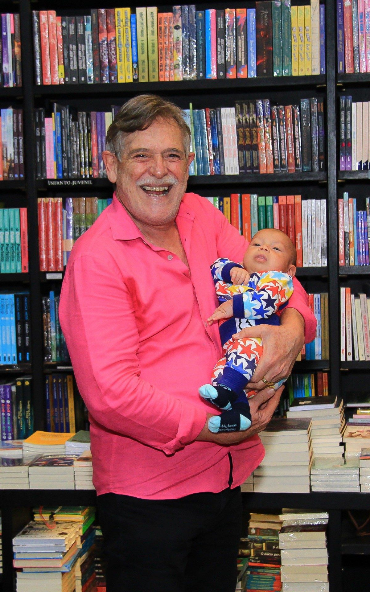 Jos&eacute; de Abreu lan&ccedil;a livro no Leblon, na Zona Sul do Rio, na noite desta quinta-feira