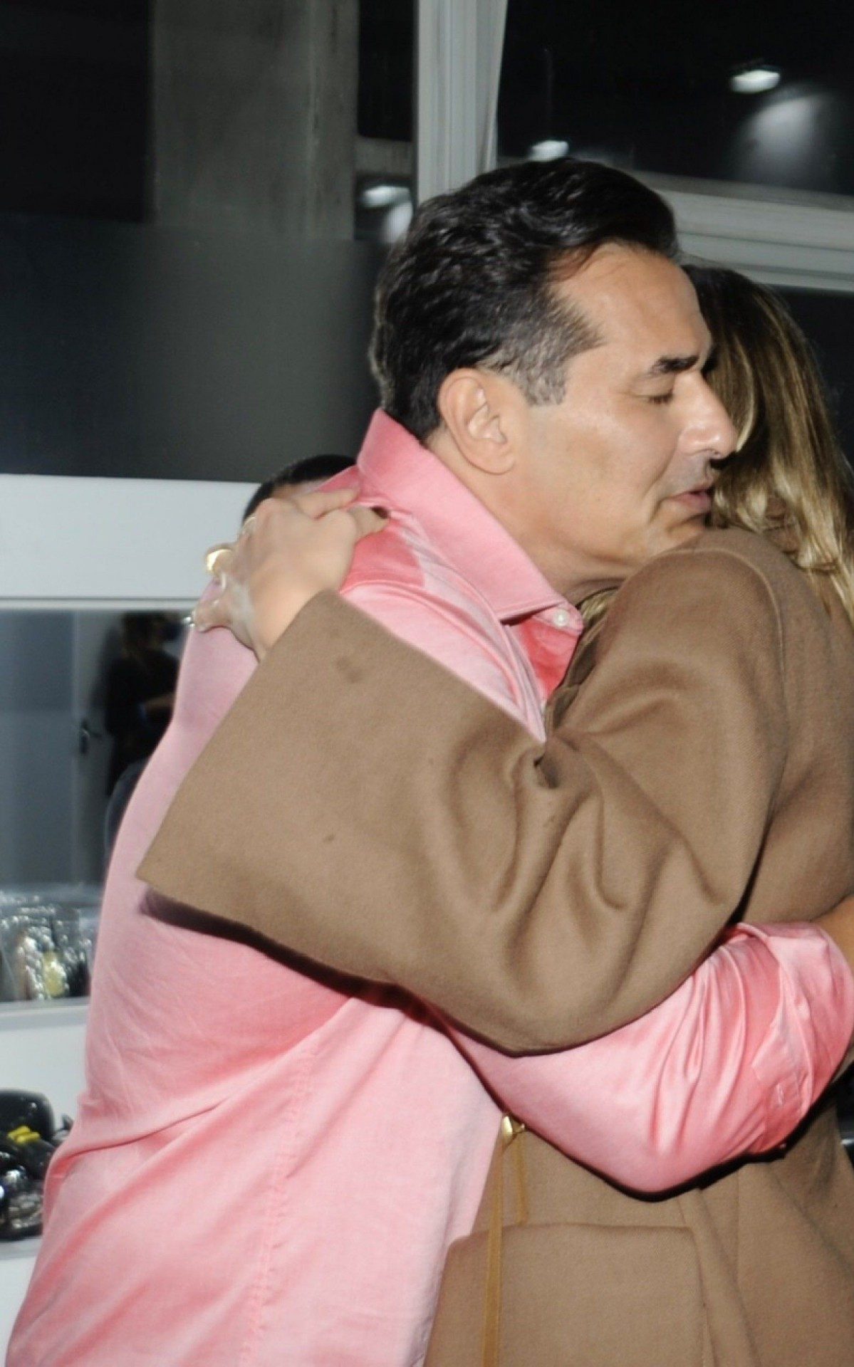 Sasha cumprimenta o pai, Luciano Szafir, ap&oacute;s desfile na SPFW