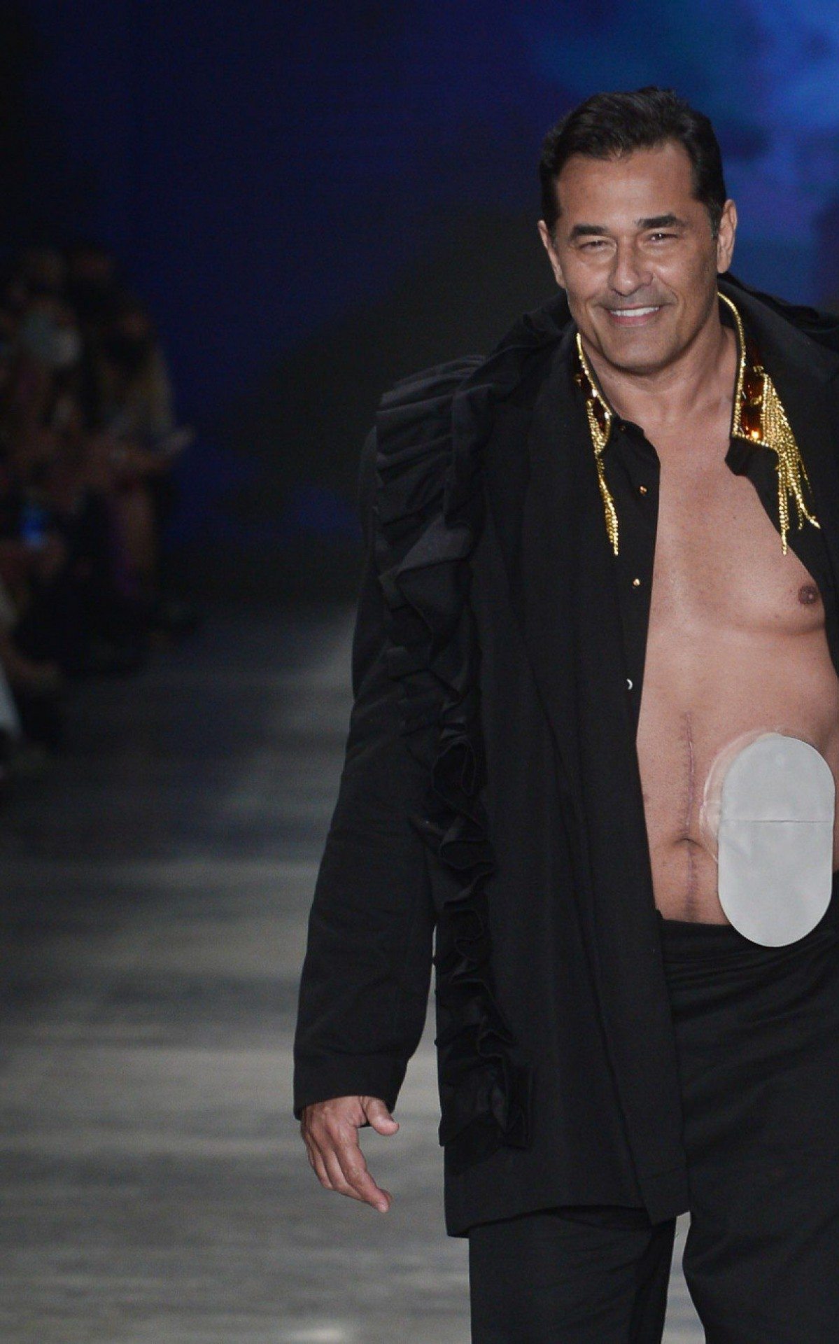 Luciano Szafir desfila na SPFW com bolsa de estomia &agrave; mostra