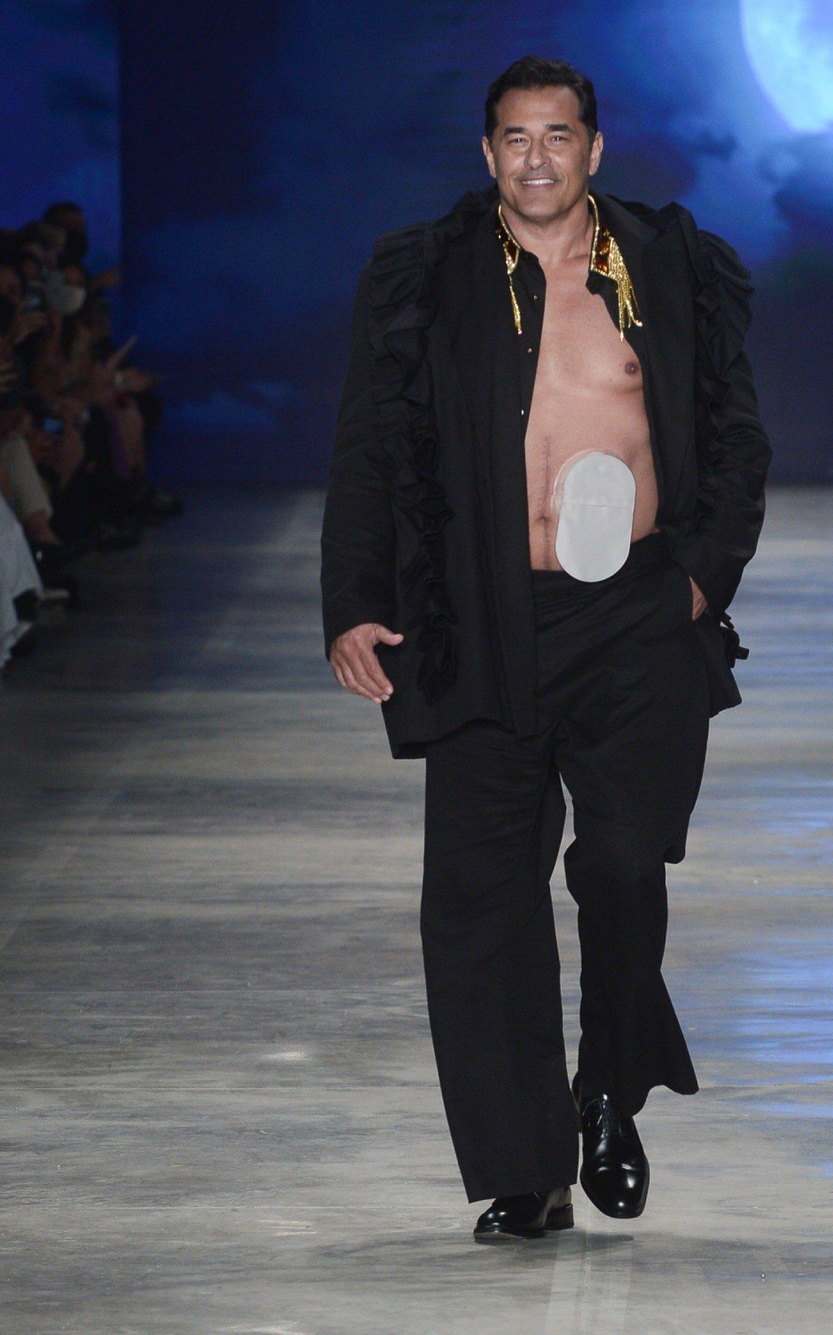 Luciano Szafir desfila na SPFW com bolsa de estomia &agrave; mostra