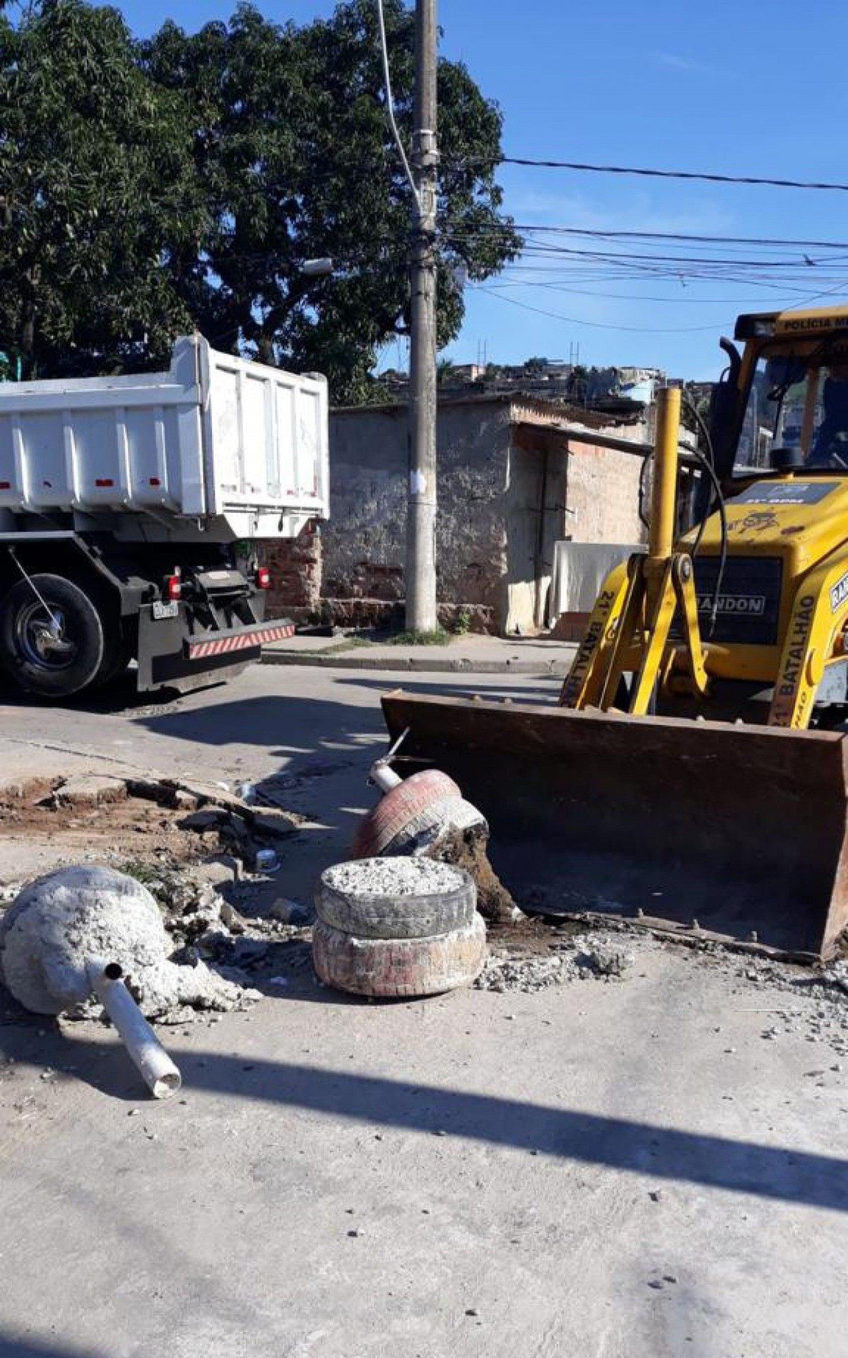 Para impedir a entrada dos agentes, criminosos instalaram barricadas na regi&atilde;o